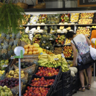 Espacio de venta de frutas en un supermercado.