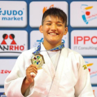La judoca leridana muestra la medalla de oro conquistada.