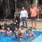 El concejal Sergi González (en el centro), junto con los participantes en la actividad de buceo de ayer. 