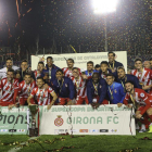 Los futbolistas del Girona celebran el primer título de la Supercopa de Catalunya para el club después de vencer al Barça en Sabadell.