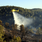 Un helicòpter descarregant aigua sobre l’incendi.