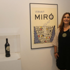 La artista ganadora Núria Rossell, ayer junto a su obra y la botella de Vermuts Miró.