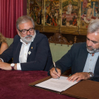 Boneu firma el nuevo convenio acompañado de Larrosa y Horcajada. 