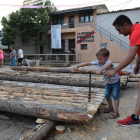 Les noves generacions han participat aquesta setmana en tallers de construcció de rais, a la plaça de l’ajuntament de Coll de Nargó.