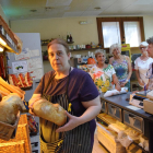 Maribel Castromil en la panadería que lleva con su marido desde hace más de 20 años en Prullans.