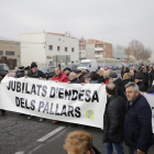 Jubilados de Endesa durante una de las manifestaciones del pasado mes de enero en Lleida ciudad.