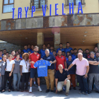 La plantilla y cuerpo técnico del Lleida se hizo una fotografía con el personal del hotel del estage.
