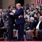 Emmanuel Macron y Donald Trump durante la ceremonia de conmemoración del Día D en el cementerio estadounidense Colleville-Sur-Mer.