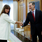 La diputada de JxCat Laura Borràs saluda a Felipe VI, ayer, en el Palacio de la Zarzuela.