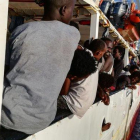 Migrantes a bordo del barco del Open Arms, en el Mediterráneo.