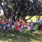 Los niños de la escuela de Sant Ramon en el parque del colegio.