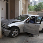 El coche chocó contra un portal de la calle Sant Eloi. 