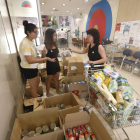 Imagen de archivo de voluntarios durante una recogida de alimentos en un supermercado Plusfresc.