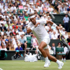 Rafa Nadal, en el partit d’ahir a Wimbledon davant del francès Jo-Wilfried Tsonga.