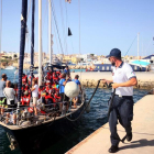 Imagen de la llegada del barco Alex al puerto de Lampedusa.