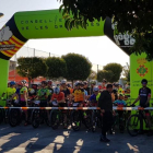 Los ciclistas, en la línea de salida antes de empezar la prueba.