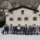 Foto de família dels responsables del projecte de candidatura, ahir durant la presentació a la Casa de la Vall d’Andorra.