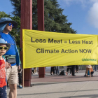 Greenpeace va desplegar una pancarta davant de l’ONU per demanar menys consum de carn.