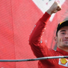 El monegasc Charles Leclerc celebra la victòria a Monza aixecant el puny al podi.