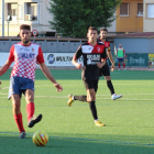 Un jugador del Balaguer passa la bimba davant la pressió dels rivals.