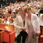 Teresa Bonet i la seua filla, Meritxell, durant la cerimònia de lliurament d’orles de Fisioteràpia, al teatre de la Llotja de Lleida.
