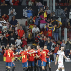 Los jugadores de la selección española celebran el primer tanto, obra de Rodrigo.