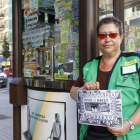 La venedora de l’ONCE Mari Carmen Alfonso, ahir, al seu quiosc del carrer Martín Ruano.