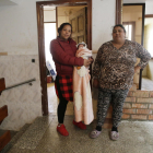 La familia que vive en un piso de los bloques Gaspar de Portolà a la que ayer se le paralizó el desahucio. 