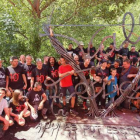 Imagen de algunos de los forjadores participantes con la escultura que elaboraron conjuntamente sobre la Vall Ferrera.