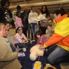 Un taller de técnicas de primeros auxilias a niños en el salón Cucalòcum de Lleida.