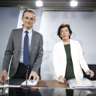 El ministro de Ciencia en funciones, Pedro Duque, y la portavoz en funciones, Isabel Celáa, ayer.