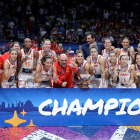 Las jugadoras y cuerpo técnico de la selección española celebran el título continental conquistado en Belgrado.