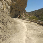 Imagen de la retirada de escombros en la carretera de Sant Esteve de la Sarga.
