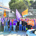 Piquet davant les instal·lacions de San Miguel a Lleida, ahir.