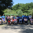 Voluntarios y personas de la Associació Aremi antes de comenzar los paseos y actividades por el Aiguabarreig en La Granja d’Escarp.