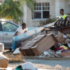 Estos bahameños intentan recuperar algo tras el huracán Dorian.