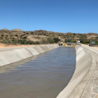 El agua ya pasa por el tramo de canal de Aragón y Catalunya averiado en Tamarit ya reparado.