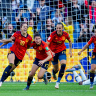 Las jugadoras de la selección española de fútbol celebran un gol contra la de Sudáfrica.