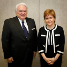 Imagen de archivo del ya excónsul con la ministra principal de Escocia, Nicola Sturgeon.