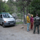 Agents Rurals informen de la normativa a una parella de visitants del Parc Nacional d'Aigüestortes.