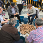 El concurs de pelar patates va atreure nombrós públic.
