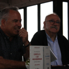 Jordi Bertran, autor del manual casteller, i Josep-Lluís Carod-Rovira, director de la nova col·lecció.