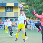 Rebeca Peinado intenta refusar una pilota aèria davant d’una rival de l’Espanyol.