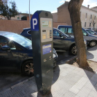 Imagen de archivo de plazas de zona azul en Lleida.