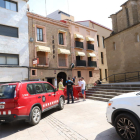 Efectivos de Bomberos y Urbana ayer en la plaza Sant Llorenç.