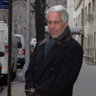 El milionari Jeffrey Epstein es va penjar ahir a la seua cel·la, en una presó de Manhattan.