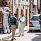 Agents de la Guàrdia Civil investiguen les circumstàncies en les quals es va cometre l’assassinat.