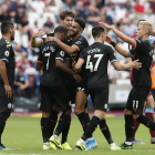 Els futbolistes del Manchester City celebren amb Sterling el cinquè gol contra el West Ham.