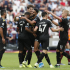 Los futbolistas del Manchester City celebran con Sterling el quinto gol frente al West Ham.