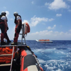 Médicos Sin Fronteras se disponen a rescatar a los migrantes que están a la deriva en una barca neumática.